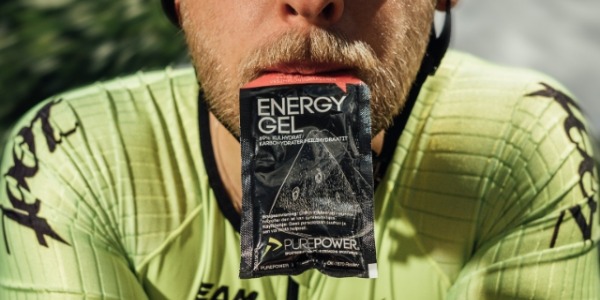 Geles con cafeína: pros y contras de este suplemento de uso tan común en el triatlón